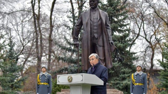 Президент Ахмет Байтұрсынұлы ескерткішінің ашылу рәсіміне қатысты