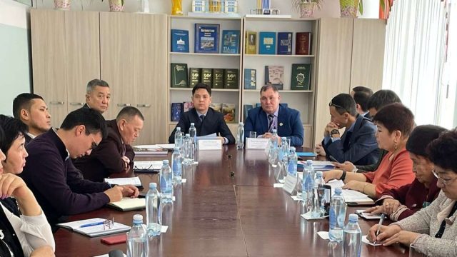 Қазақ тілінің мәртебесі дөңгелек үстелде талқыланды