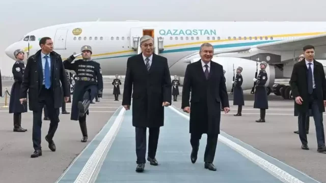 Тоқаев мемлекеттік сапармен Өзбекстанға барды