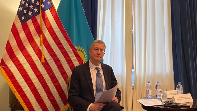 АҚШ елшісі: Қазақстанда журналистерге шабуыл жасалғанына алаңдаймыз
