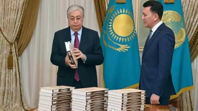 Президент саяси қуғын-сүргін құрбандары туралы көптомдық кітаппен танысты
