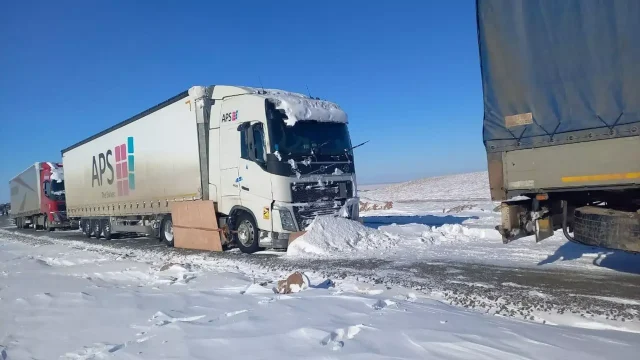 Маңғыстау облысында құтқарушылар 29 жүк көлігін қар құрсауынан алып шықты
