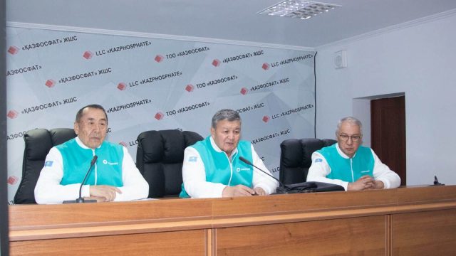 Үміткерлер зауыт қызметкерлерімен кездесті