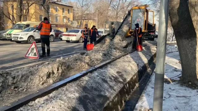 Алматыда арық желілері қар мен мұздан тазартылып жатыр