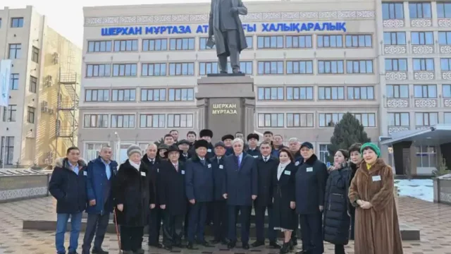 Президент жазушы Шерхан Мұртазаның ескерткішіне гүл шоғын қойды