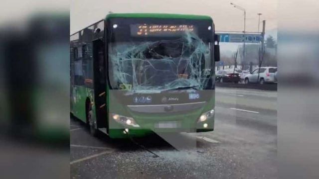 Алматыда екі автобус соқтығысып, алты адам жарақат алды