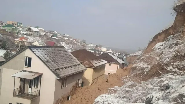 Алматы облысында бірнеше үйді топырақ басты