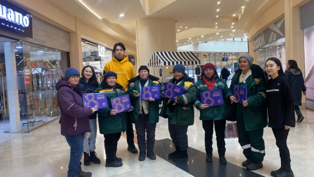 Елордалықтарға танымал әйелдердің сөзі жазылған кәмпит таратылды