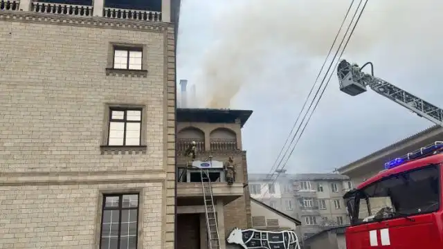 Алматыда үш қабатты дәмхананың шатыры өртенді