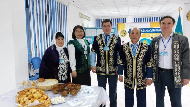 БҚО-да дауыс беруге келгендерді ұлттық киім киіп, ән шырқап қарсы алды 