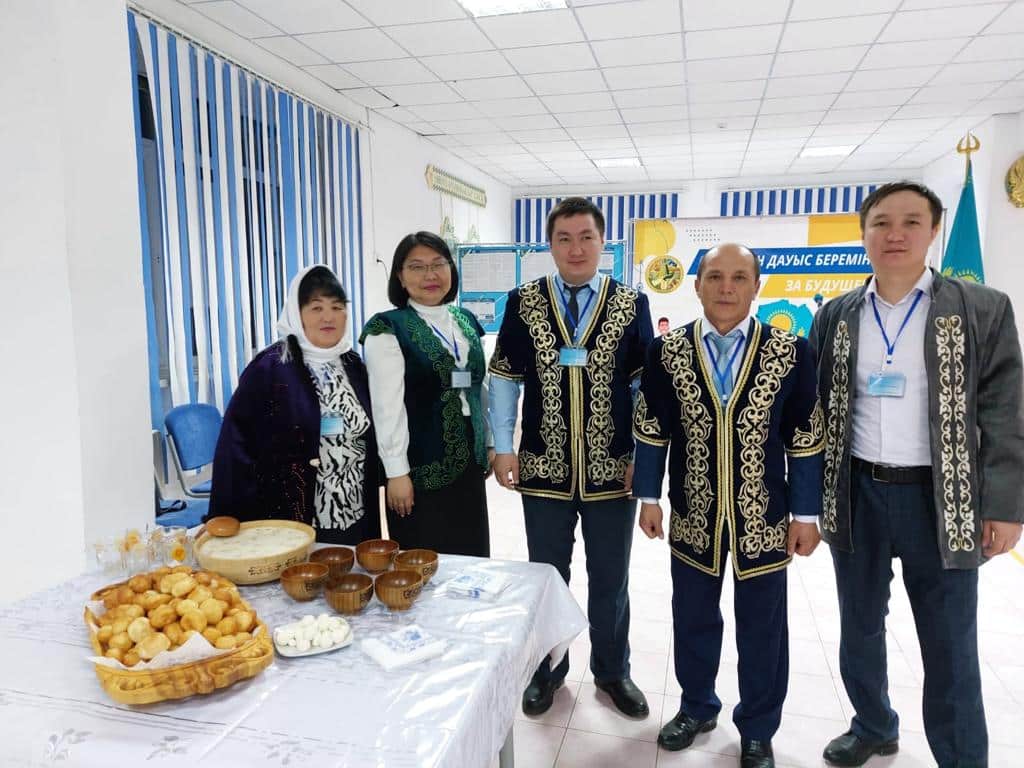 БҚО-да дауыс беруге келгендерді ұлттық киім киіп, ән шырқап қарсы алды 