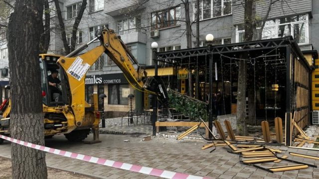 Алматыда дәмхананың жазғы террасасы сүрілді