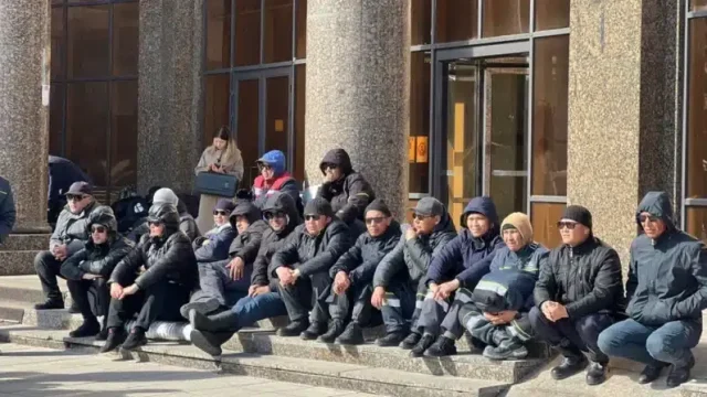 Министрлік алдында ереуілдеген жаңаөзендік жұмысшыларды полиция ұстап әкетті