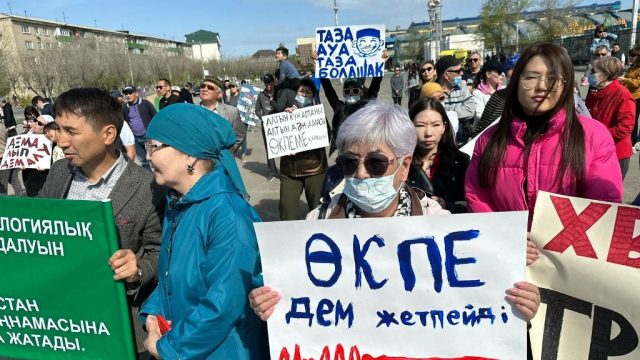 Атырауда 400-ге жуық адам наразылыққа шықты
