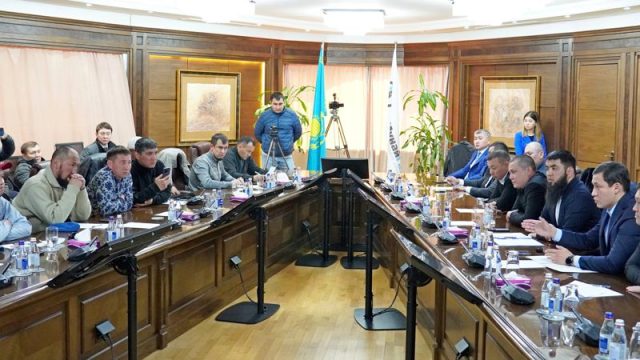 «ҚазМұнайГаз» өкілдері Жаңаөзен мұнайшыларымен келіссөз жүргізді