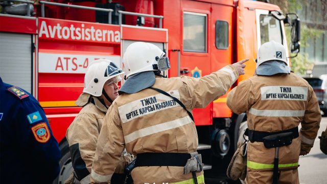 Астанада көпқабатты үйден өрт шығып, 25 адам эвакуацияланды
