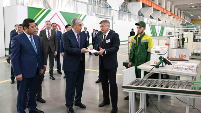 Президент қағаз өнімдерін шығаратын фабриканың жұмысымен танысты