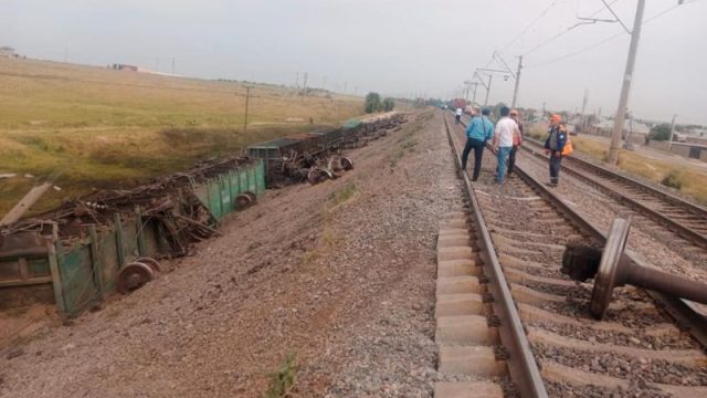 Шымкентте 18 жүк вагоны рельстен шығып, аударылып қалды