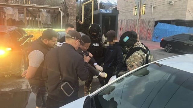 Алматыда қару мен есірткі сақтаған 44 жастағы азамат ұсталды