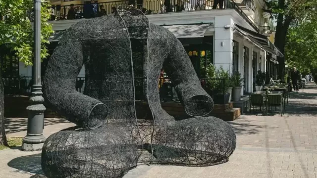 Алматыда «Қара шапан» мүсіні орнатылды