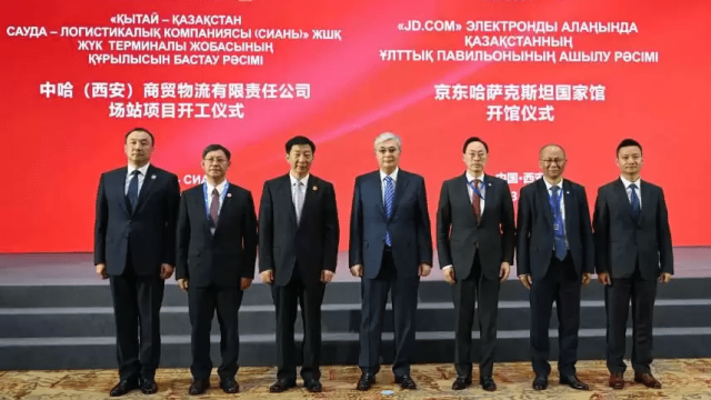 Мемлекет басшысы JD com алаңында Қазақстанның ұлттық павильонын ашты