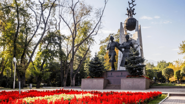 Алматыда Әлия мен Мәншүк алаңы абаттандырылады