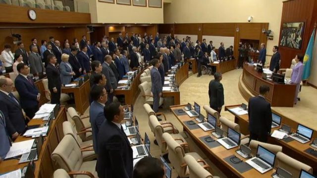 Парламент мәжілісінің жалпы отырысы бір минут үнсіздікпен басталды