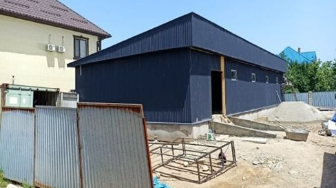 Алматыда заңсыз салынған дүкен сүрілді