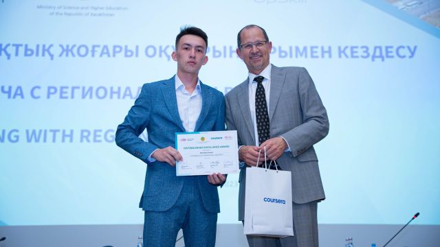 COURSERA-дан 14 сертификат: Әуезов университетінің студенті лидер атанды