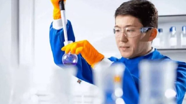 Аяз Белқожаев нейродегенеративті ауруларды британ ғалымдарымен бірігіп зерттеді