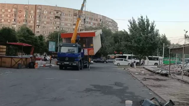 Алматыда заңсыз орнатылған тағы үш дүңгіршек бұзылды