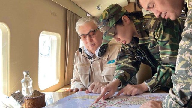Қасым-Жомарт Тоқаев Абай облысындағы өрт аумағын тікұшақпен аралады