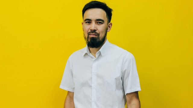 «Ақымақ болып көрінуден қорықпа»: мемлекеттік қызметті тастап, ІТ саласында жетістікке жеткен маман