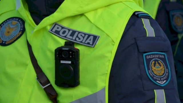 Түркістандық полицейлер қайырымдылық жасап, екі отбасын қуантты