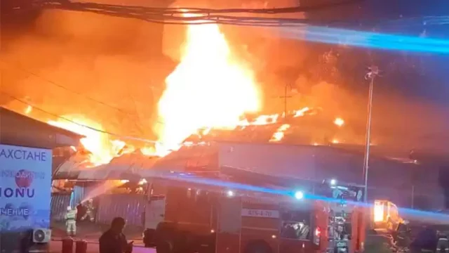 Алматыда ламинат қоймасы өртенді