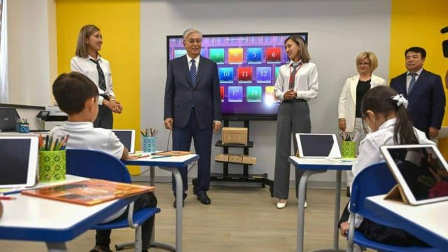 Қасым-Жомарт Тоқаев 5,2 миллиард теңгеге салынған мектепке барды