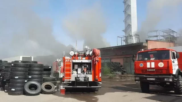 Алматыда дөңгелектерді қайта өңдеу цехы өртенді
