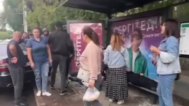 Алматыда көлік аялдамаға соғылды: зардап шеккендер бар