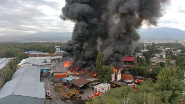 Алматыда барахолка базарындағы қоймалар өртеніп жатыр