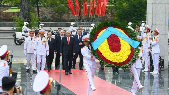 Президент Вьетнамда Ұлт қаһармандары монументіне гүл қойды