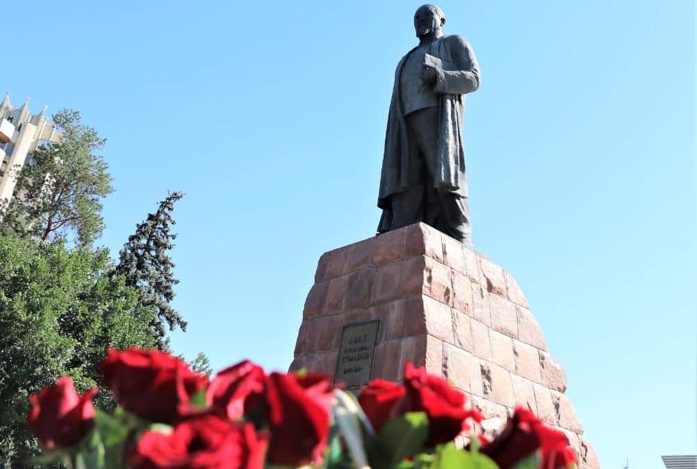 Абай Құранбаев мүсіні