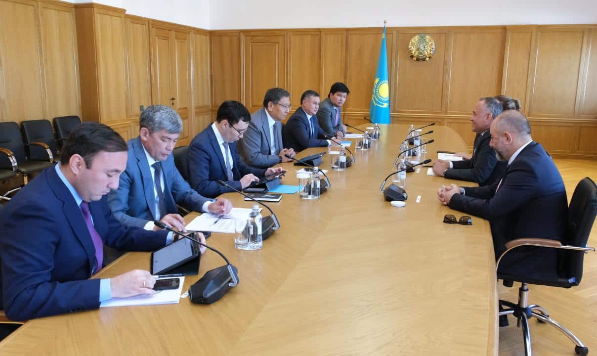 Ерболат Досаев Алматы халықаралық әуежайын дамыту жөнінде кеңес өткізді