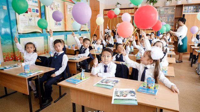Балаға әуелі қазақ тілін бірінші орынға қою керегін түсіндіру қажет — мұғалім