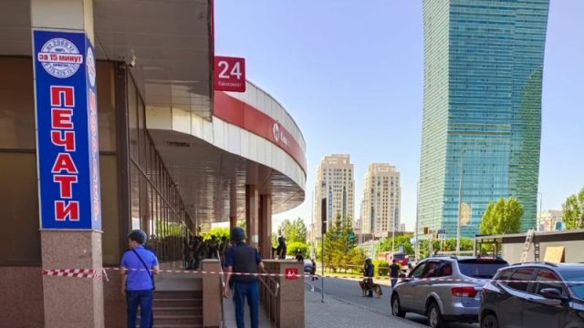 Астанадағы банкте адамдарды кепілге алған басқыншыға сот үкімі шықты