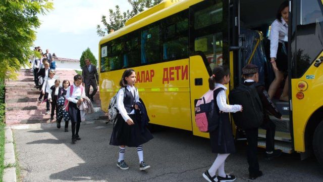 «Мектеп автобусы» жобасы: Алматыда 8 мың оқушы мектепке қатынай алады
