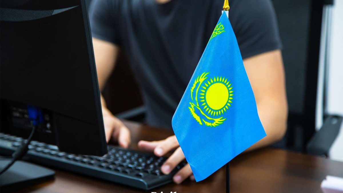 жұмыс, қызметкер, мемлекеттік жұмыс, ноутбук, компьютер, жалау, ту