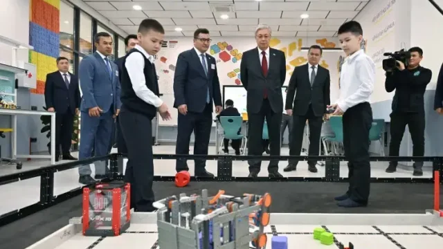 Мемлекет басшысы «SANA» оқушылар сарайын аралап көрді