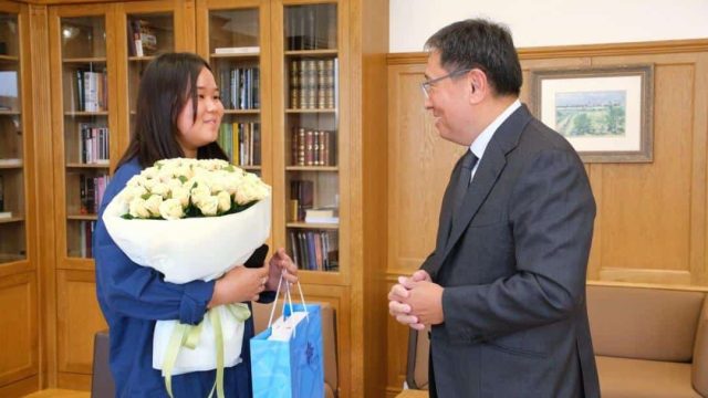 Алматы әкімі автобуста зейнеткерге араша түскен қызды марапаттады