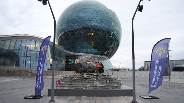 Астанада қоқыстан жасалған Жұмбақтас пайда болды