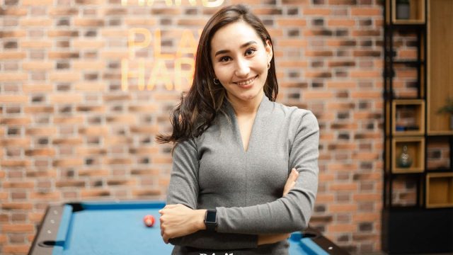 «Қазақ тілі — өте әдемі тіл»: шетел әндерін қазақша орындап жүрген Мөлдір